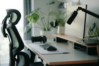 Dossier et assise d'un fauteuil de bureau à côté d'un siège baquet de jeu