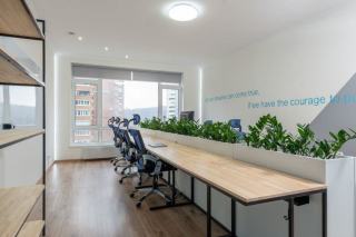 Document de garantie posé sur l'assise d'un fauteuil de bureau