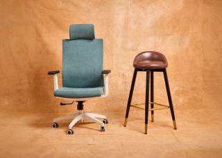 Roulettes d'un fauteuil de bureau retourné, piètement à cinq branches